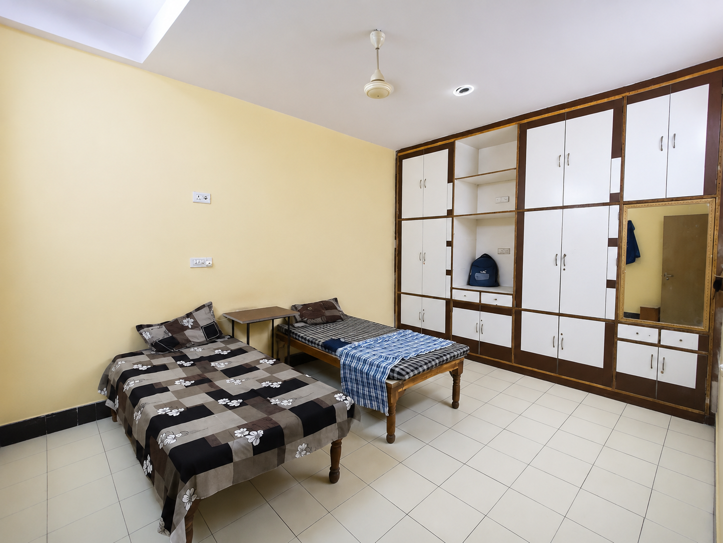 Dhanvi Luxury Girl's Pg photo 2